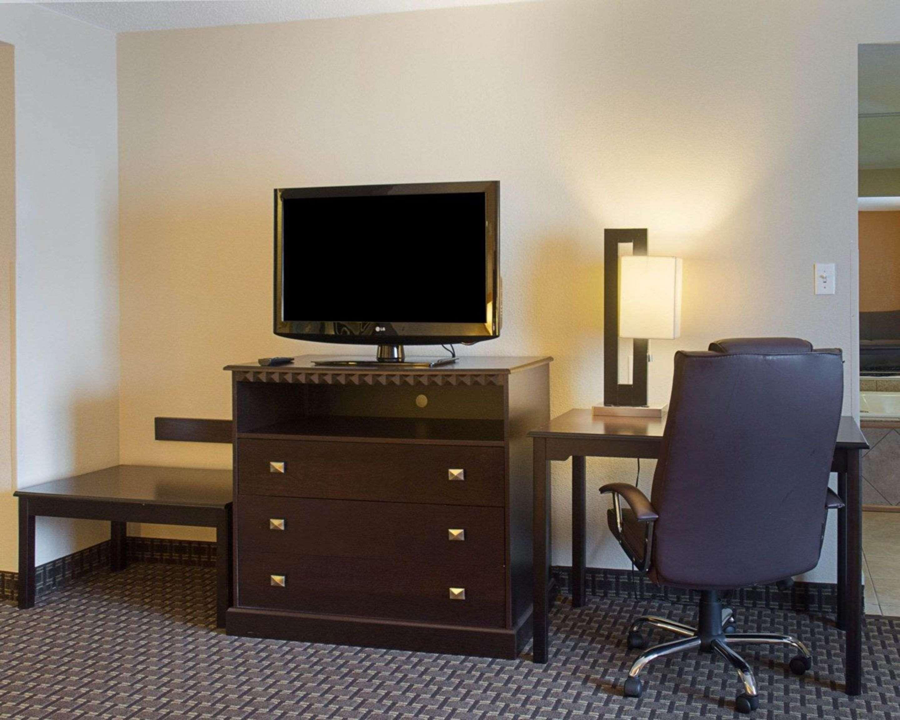 Quality Inn & Suites Quantico Stafford Exterior foto