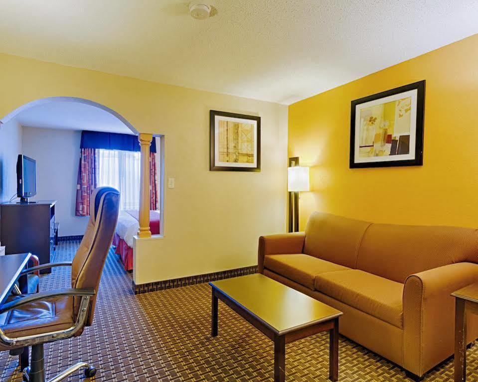 Quality Inn & Suites Quantico Stafford Exterior foto
