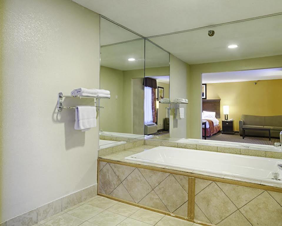 Quality Inn & Suites Quantico Stafford Exterior foto